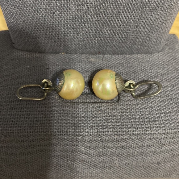 Vintage clip on pearl earrings - Picture 6 of 7